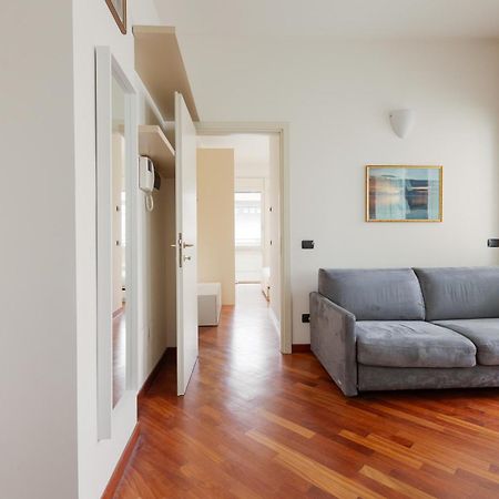 Bright & Comfy Apartment With Parking Milão Exterior foto