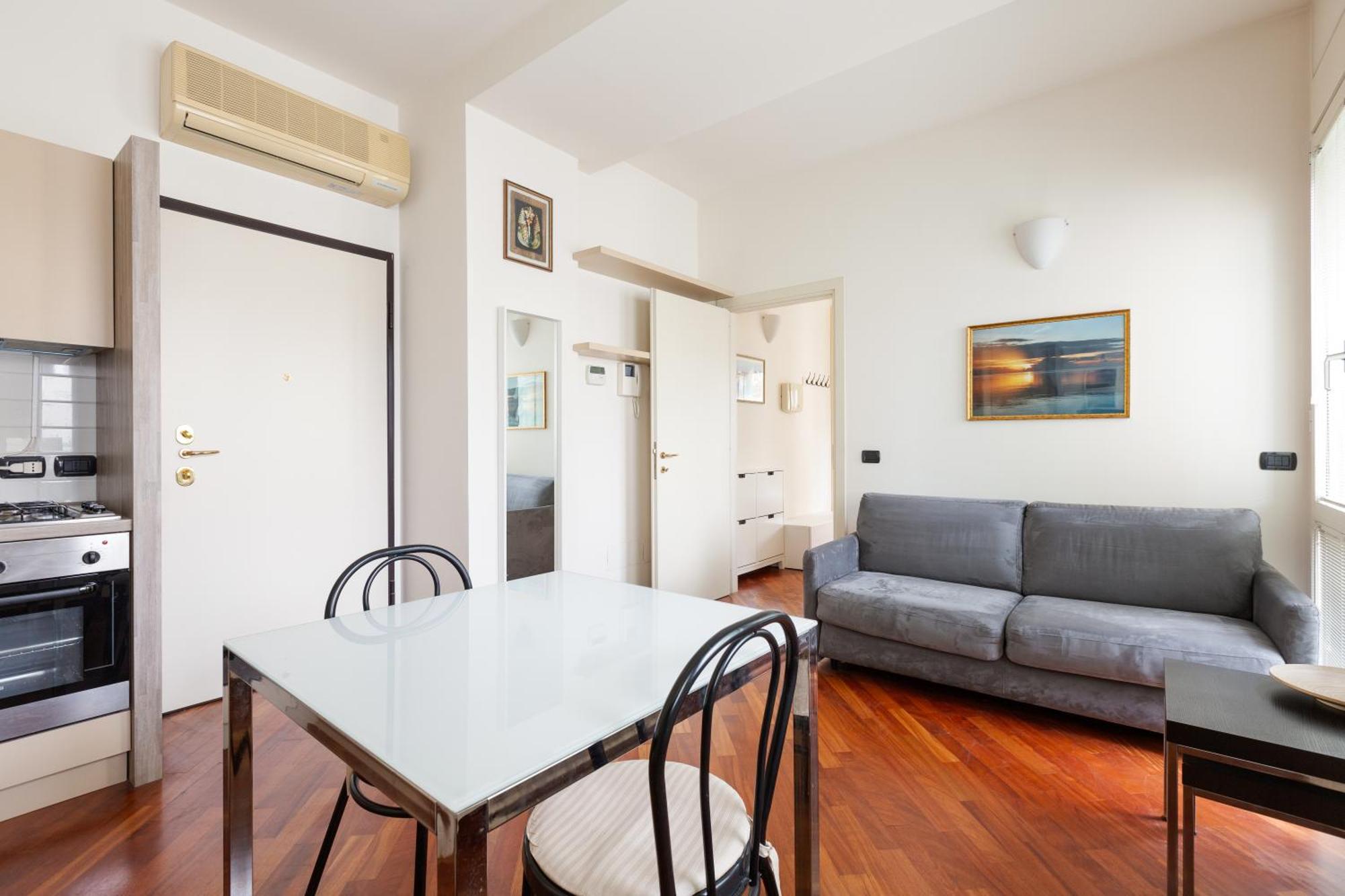 Bright & Comfy Apartment With Parking Milão Exterior foto